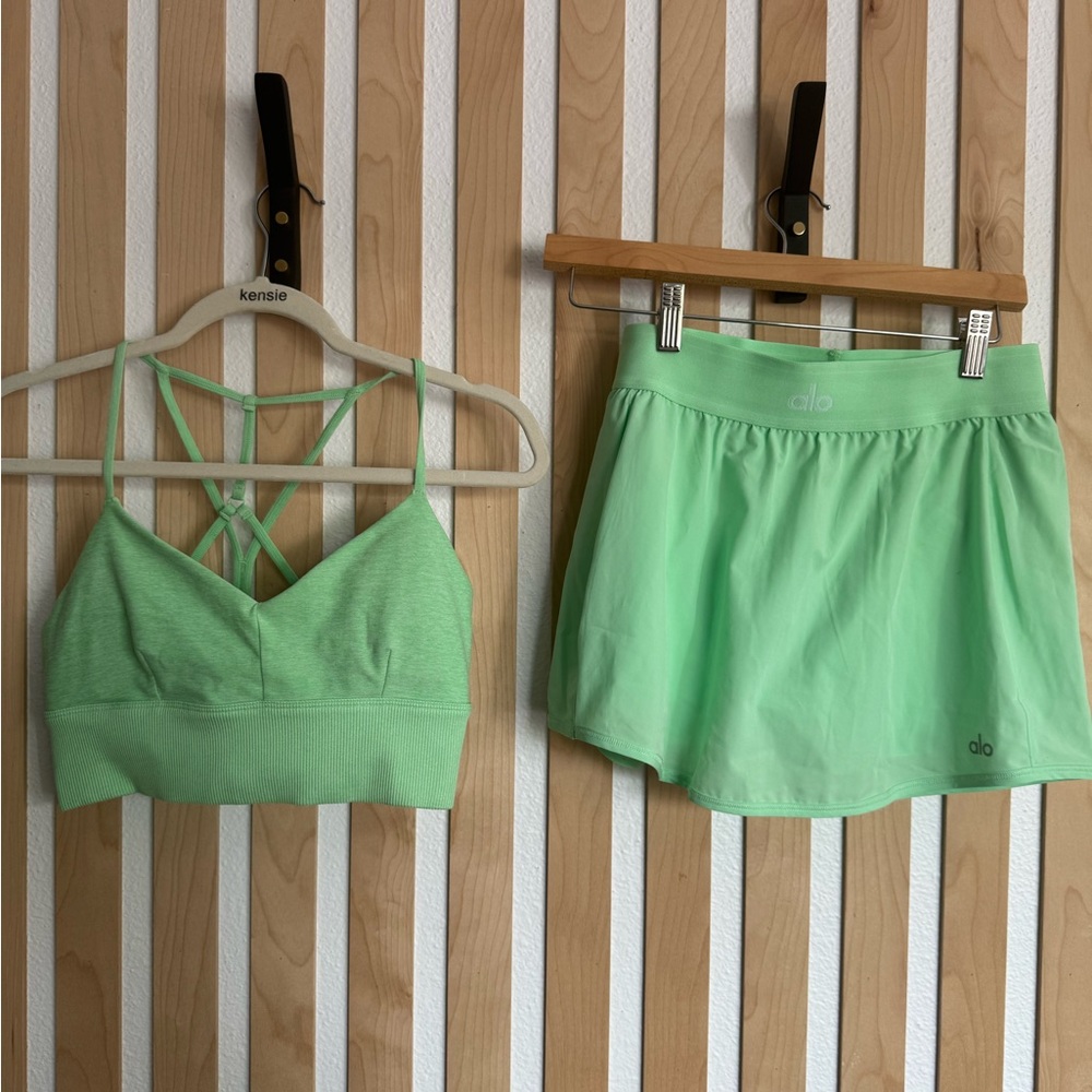 Alo Mint Green Sports Bra and Skirt Set
Top(med) skirt(sm)
Worn 2x hand washed